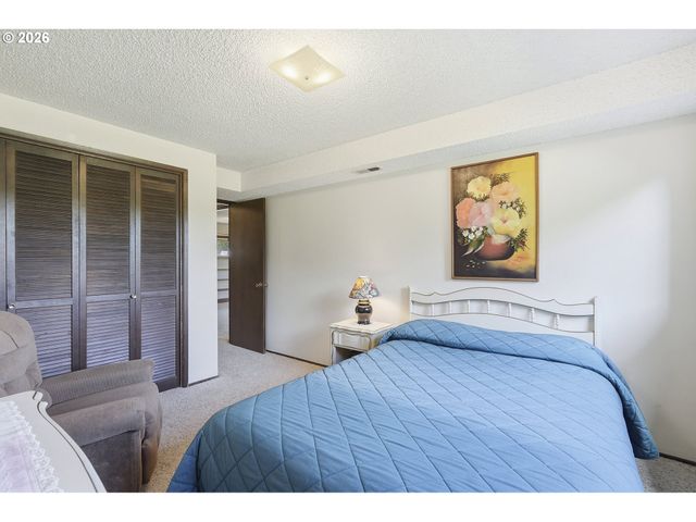 15651 HENRICI Rd, Oregon City, OR 97045