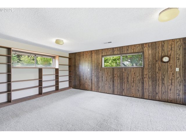 15651 HENRICI Rd, Oregon City, OR 97045