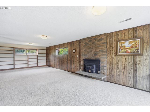 15651 HENRICI Rd, Oregon City, OR 97045