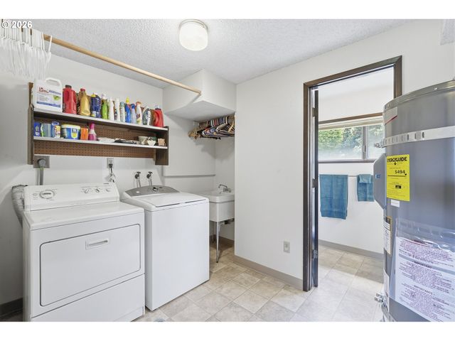 15651 HENRICI Rd, Oregon City, OR 97045