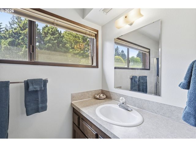 15651 HENRICI Rd, Oregon City, OR 97045
