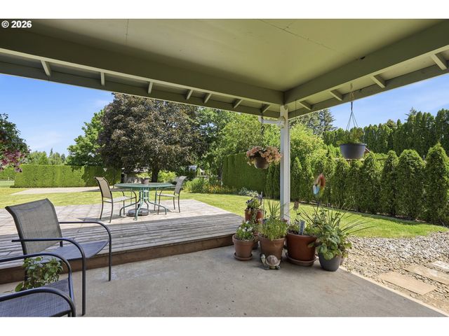 15651 HENRICI Rd, Oregon City, OR 97045