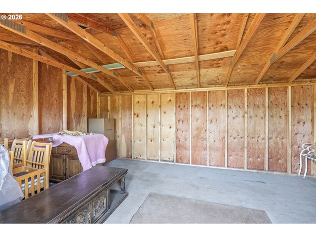 15651 HENRICI Rd, Oregon City, OR 97045
