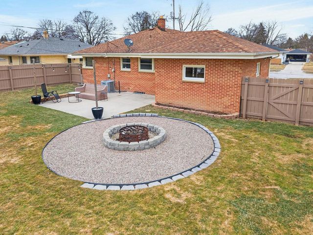 7413 W Ohio AVENUE, Milwaukee, WI 53219