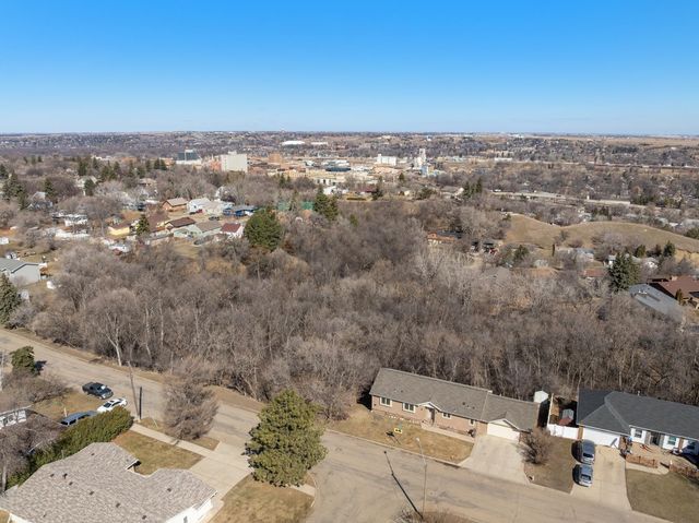 701 10th Ave SE, Minot, ND 58701