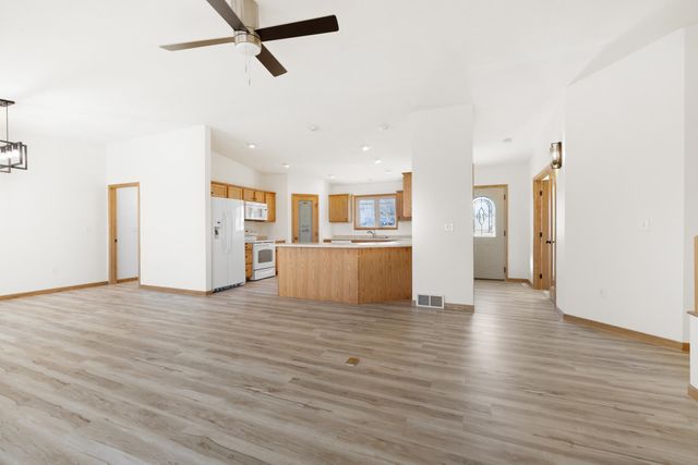 701 10th Ave SE, Minot, ND 58701
