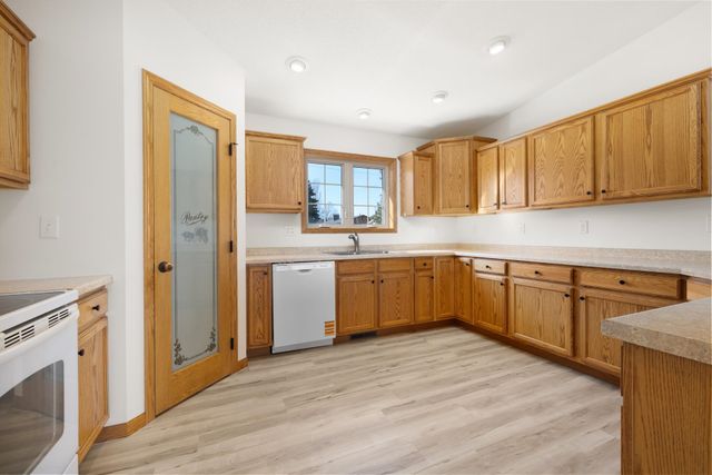 701 10th Ave SE, Minot, ND 58701