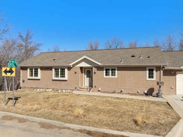 701 10th Ave SE, Minot, ND 58701