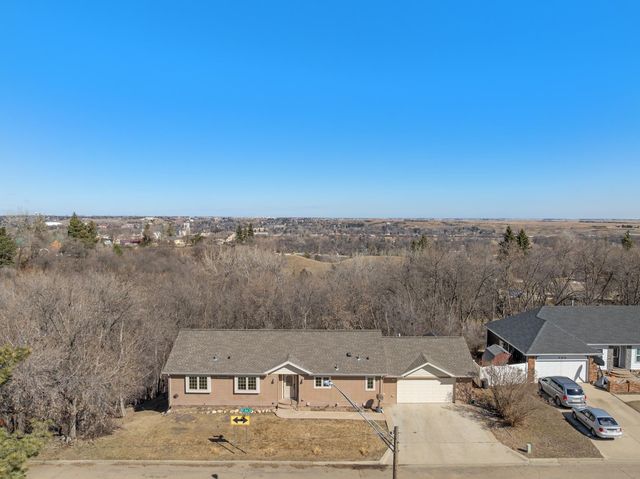 701 10th Ave SE, Minot, ND 58701
