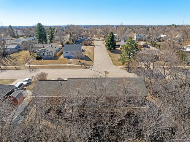 701 10th Ave SE, Minot, ND 58701