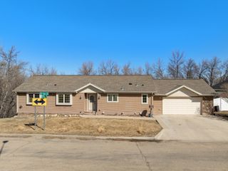 701 10th Ave SE, Minot, ND 58701