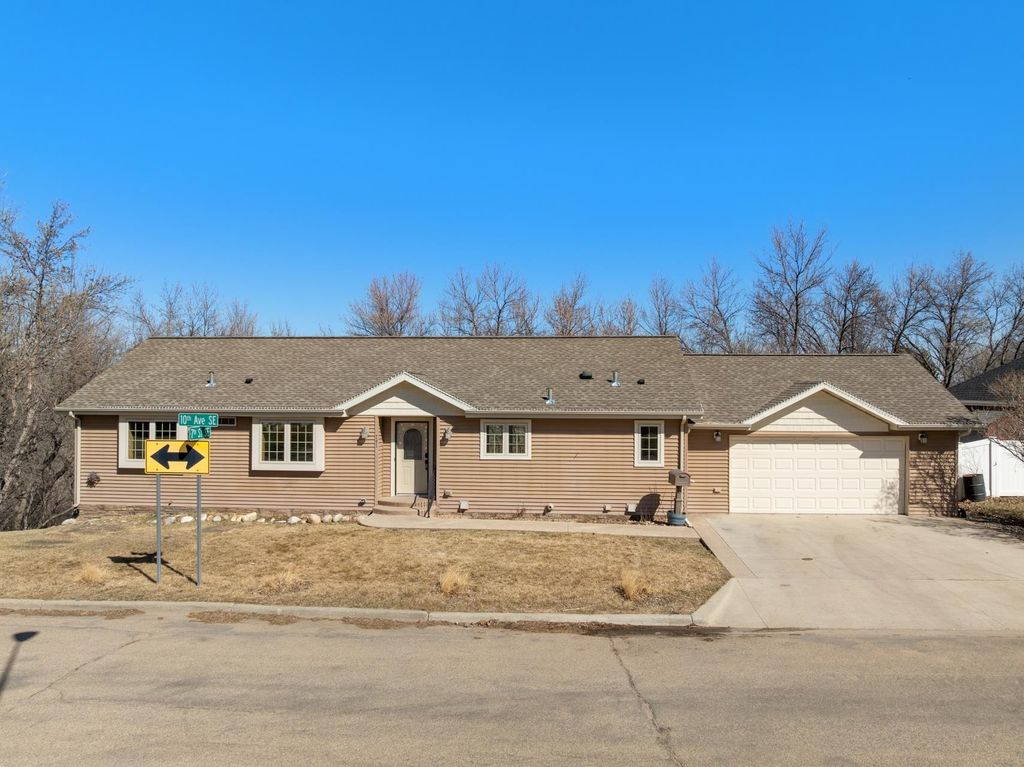 701 10th Ave SE, Minot, ND 58701