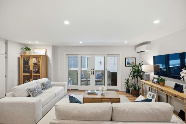 858 E Ave, Coronado, CA 92118