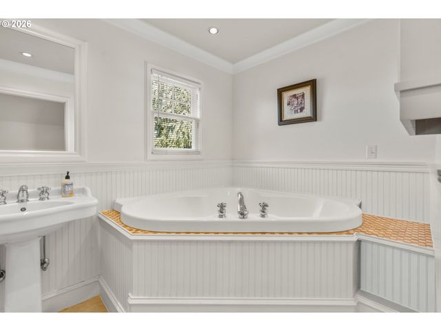 2237 Ne REGENTS Dr, Portland, OR 97212