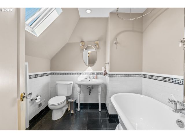 2237 Ne REGENTS Dr, Portland, OR 97212