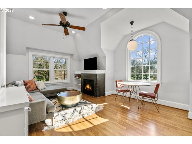 2237 Ne REGENTS Dr, Portland, OR 97212