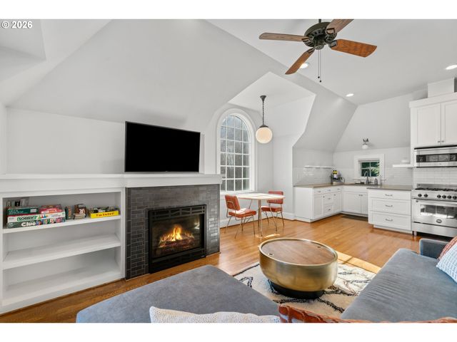 2237 Ne REGENTS Dr, Portland, OR 97212