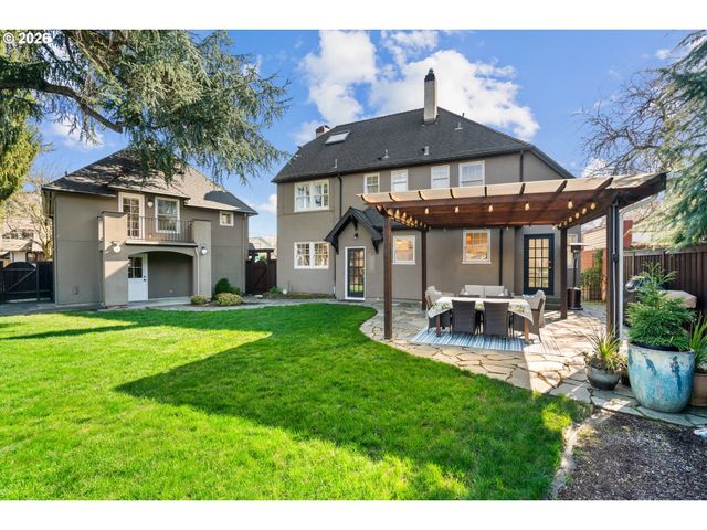 2237 Ne REGENTS Dr, Portland, OR 97212