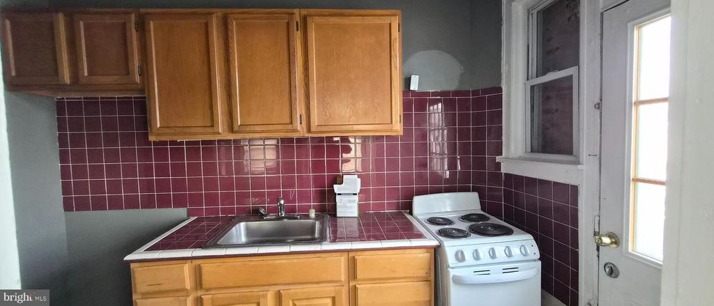 Image 8 of property listing at 3238 RAVENWOOD AVE, Baltimore, MD 21213