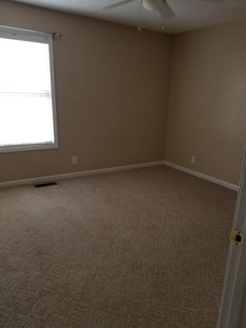 102 Josephines Ct, Oak Grove, KY 42262