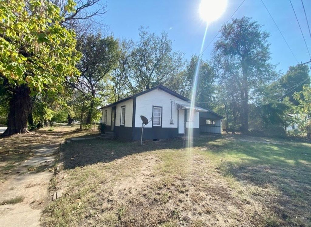 611 W Cherry Street, Okemah, OK 74859