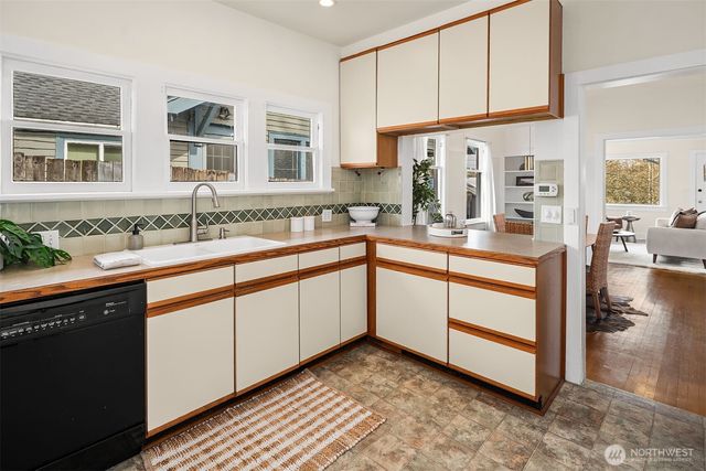 6841 19th Avenue NE, Seattle, WA 98115