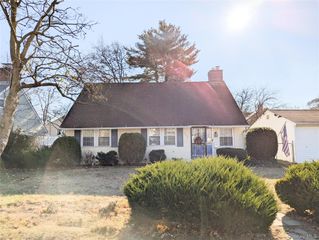 806 Oliver Avenue 1 Floor+ Garage, Westbury, NY 11590