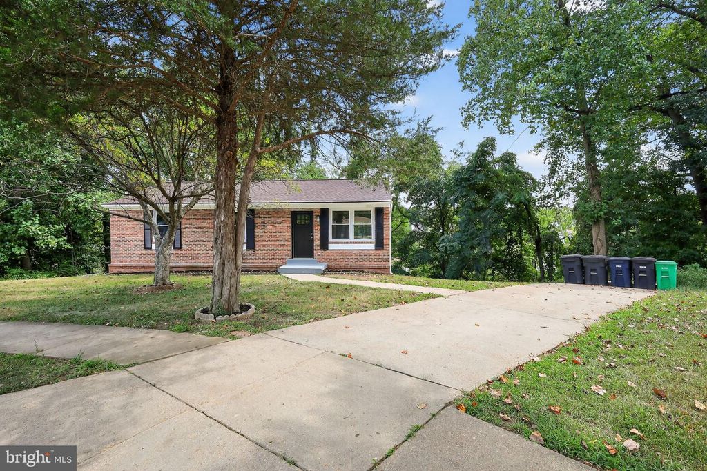 7410 ROANNE DR, Oxon Hill, MD 20745