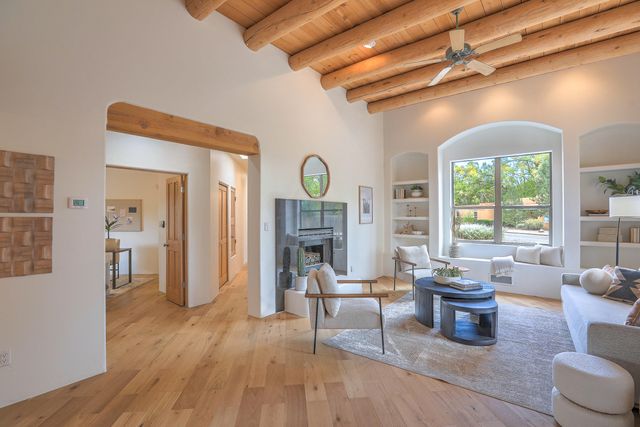 337 Nara Visa Court NW, Los Ranchos, NM 87107