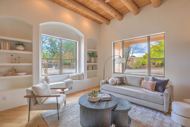 337 Nara Visa Court NW, Los Ranchos, NM 87107