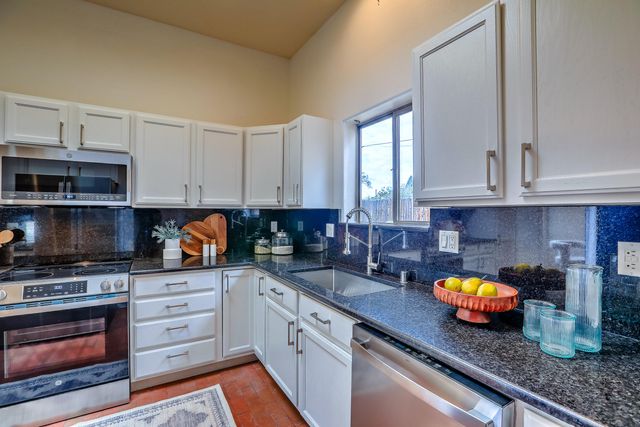 337 Nara Visa Court NW, Los Ranchos, NM 87107