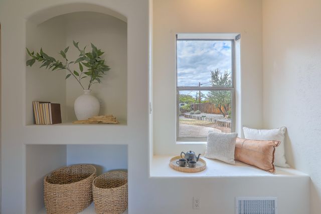 337 Nara Visa Court NW, Los Ranchos, NM 87107