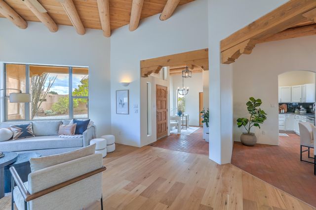 337 Nara Visa Court NW, Los Ranchos, NM 87107