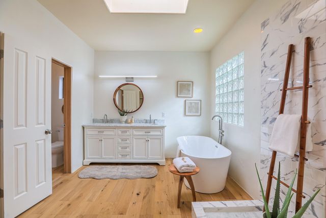 337 Nara Visa Court NW, Los Ranchos, NM 87107