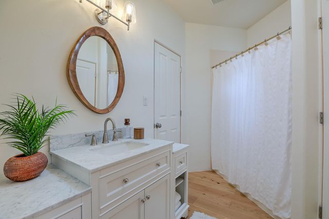 337 Nara Visa Court NW, Los Ranchos, NM 87107