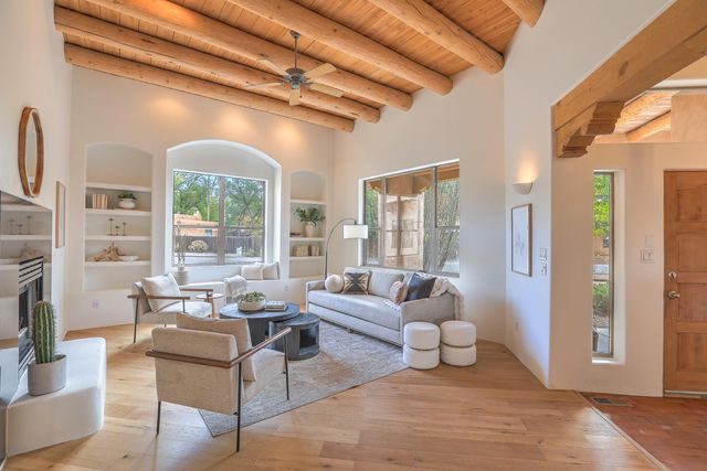 337 Nara Visa Court NW, Los Ranchos, NM 87107