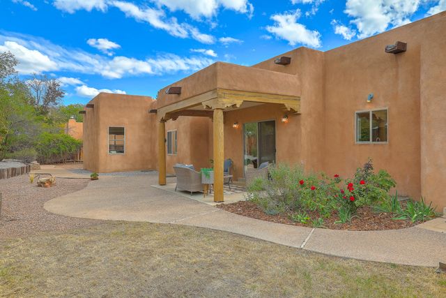 337 Nara Visa Court NW, Los Ranchos, NM 87107