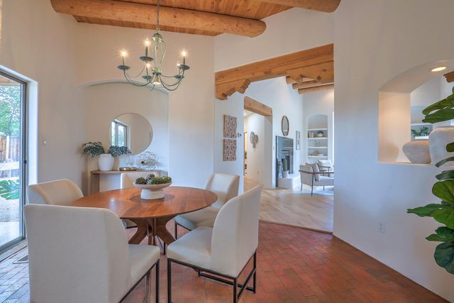 337 Nara Visa Court NW, Los Ranchos, NM 87107