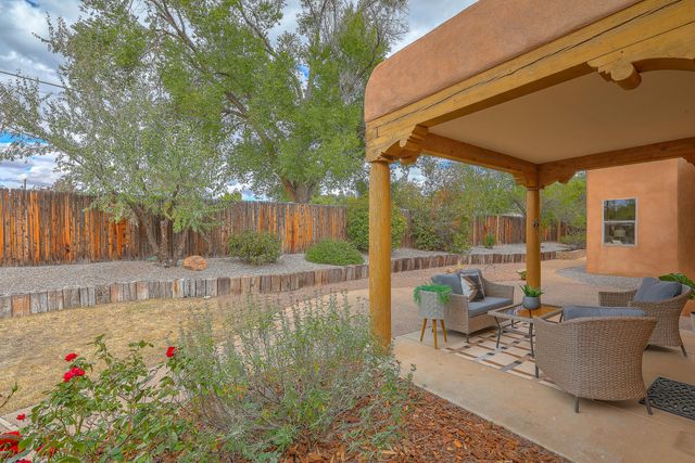 337 Nara Visa Court NW, Los Ranchos, NM 87107