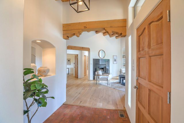 337 Nara Visa Court NW, Los Ranchos, NM 87107