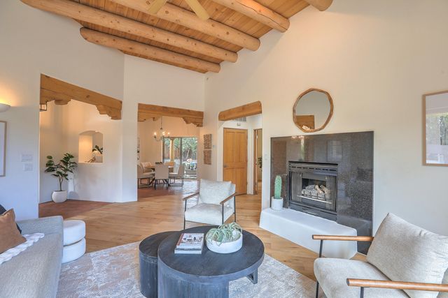 337 Nara Visa Court NW, Los Ranchos, NM 87107