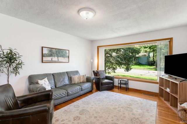 415 Ostemo Place, South Bend, IN 46617