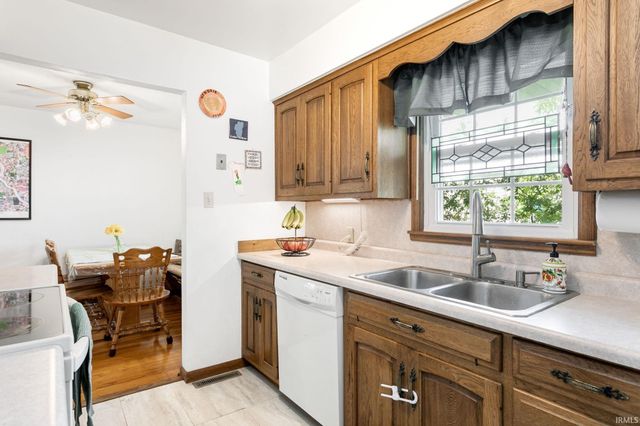 415 Ostemo Place, South Bend, IN 46617