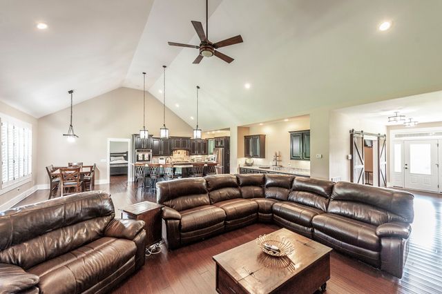 1629 Rock Bridge Rd, Bethpage, TN 37022