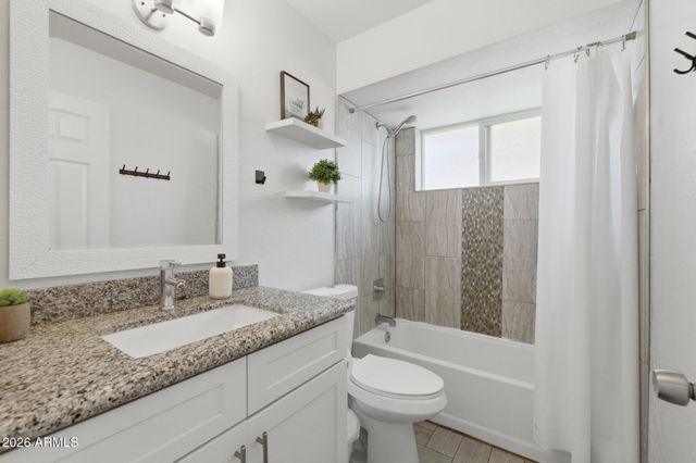 915 W LOUGHLIN Drive, Chandler, AZ 85225