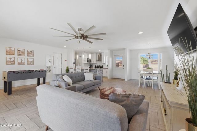 915 W LOUGHLIN Drive, Chandler, AZ 85225