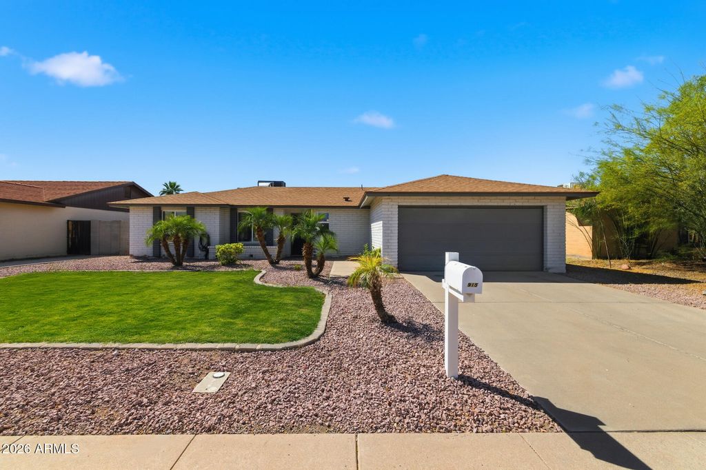 915 W LOUGHLIN Drive, Chandler, AZ 85225