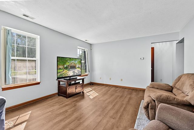 6723 Wimbledon Drive, Zionsville, IN 46077