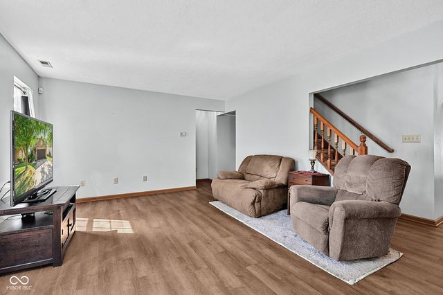 6723 Wimbledon Drive, Zionsville, IN 46077