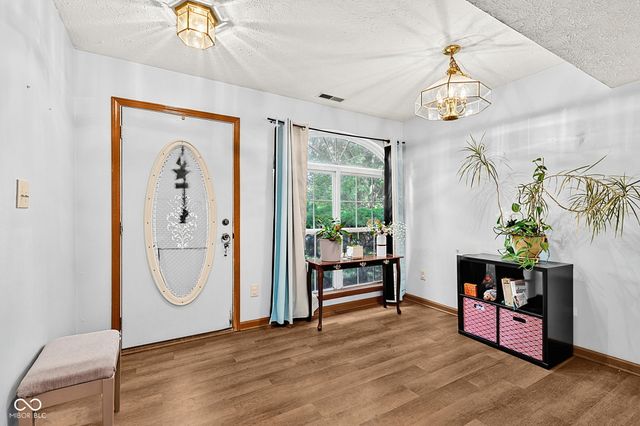 6723 Wimbledon Drive, Zionsville, IN 46077